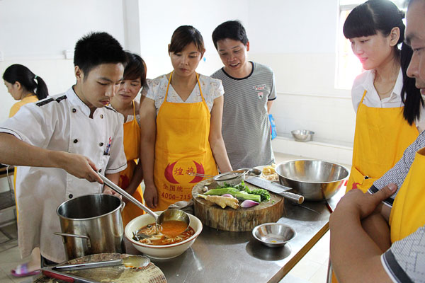 煌旗麻辣燙培訓師傅示范制作麻辣燙