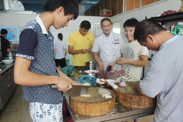 煌旗學(xué)員學(xué)做木桶飯