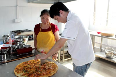 學做土家醬香餅的學員