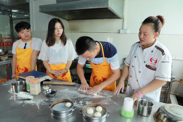 男學(xué)員在揉面