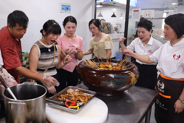 煌旗壇子雞培訓(xùn)試吃環(huán)節(jié)