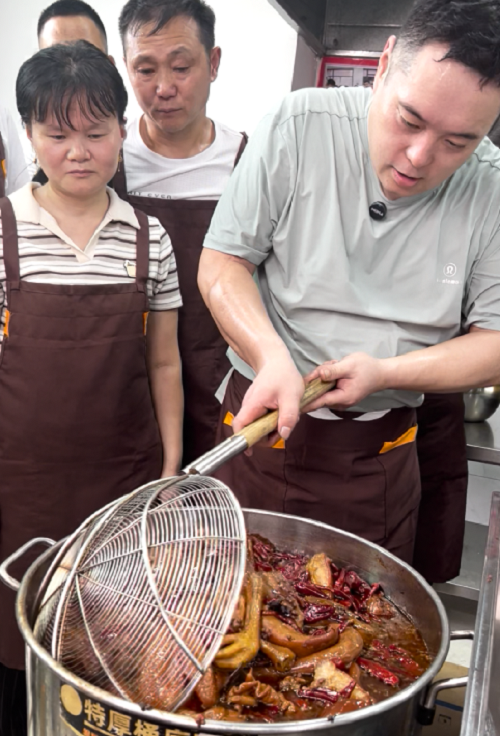 煌旗廣州機(jī)構(gòu)鹵菜培訓(xùn)現(xiàn)場